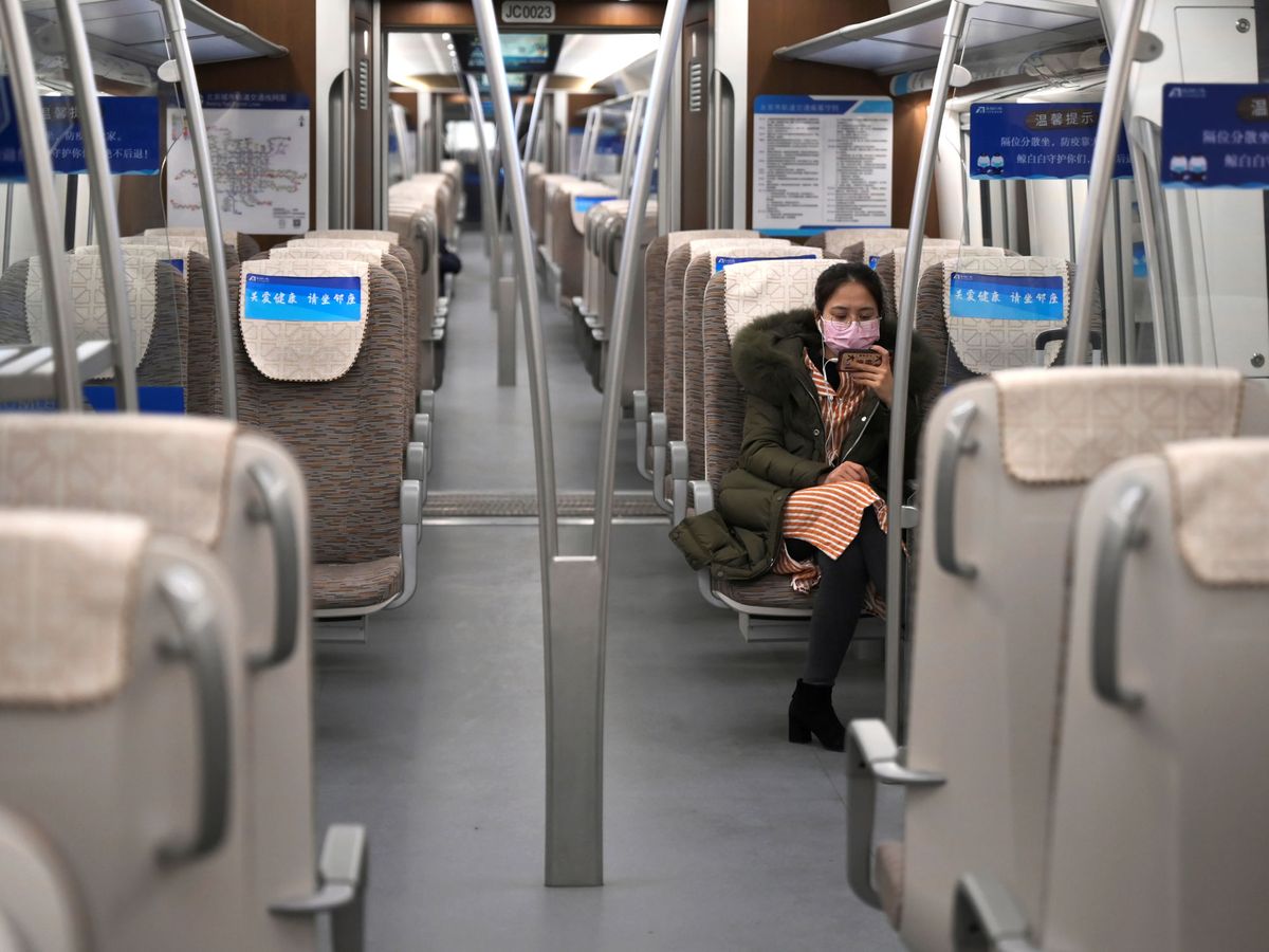 Foto: Una mujer en el metro de Beijing. (Reuters)