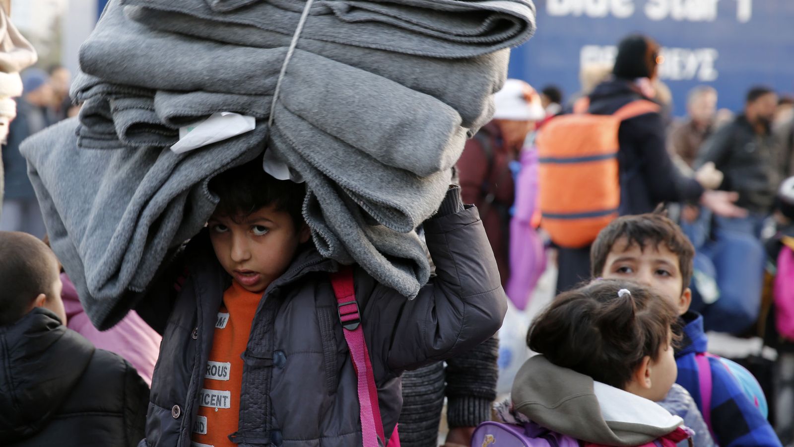 Foto: Un niño refugiado arrastra unas mantas a su llegada al puerto de El Pireo, Atenas, el 31 de enero de 2016. (Reuters)