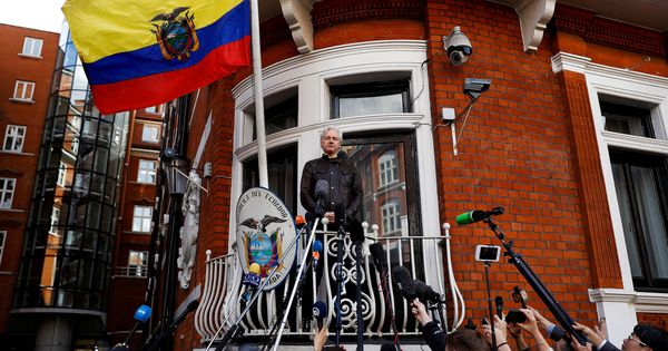Foto: Julian Assange en el balcón de la embajada ecuatoriana en Londres, en mayo de 2017. (Reuters)