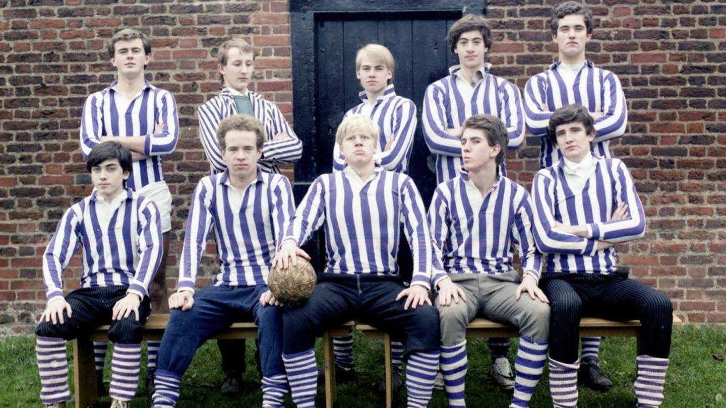 Boris Johnson, en el centro sentado, con el equipo del colegio Eton