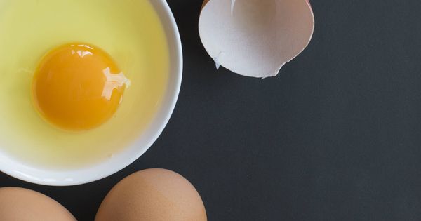 Foto: La clara cruda del huevo está llena de avidina. (iStock)