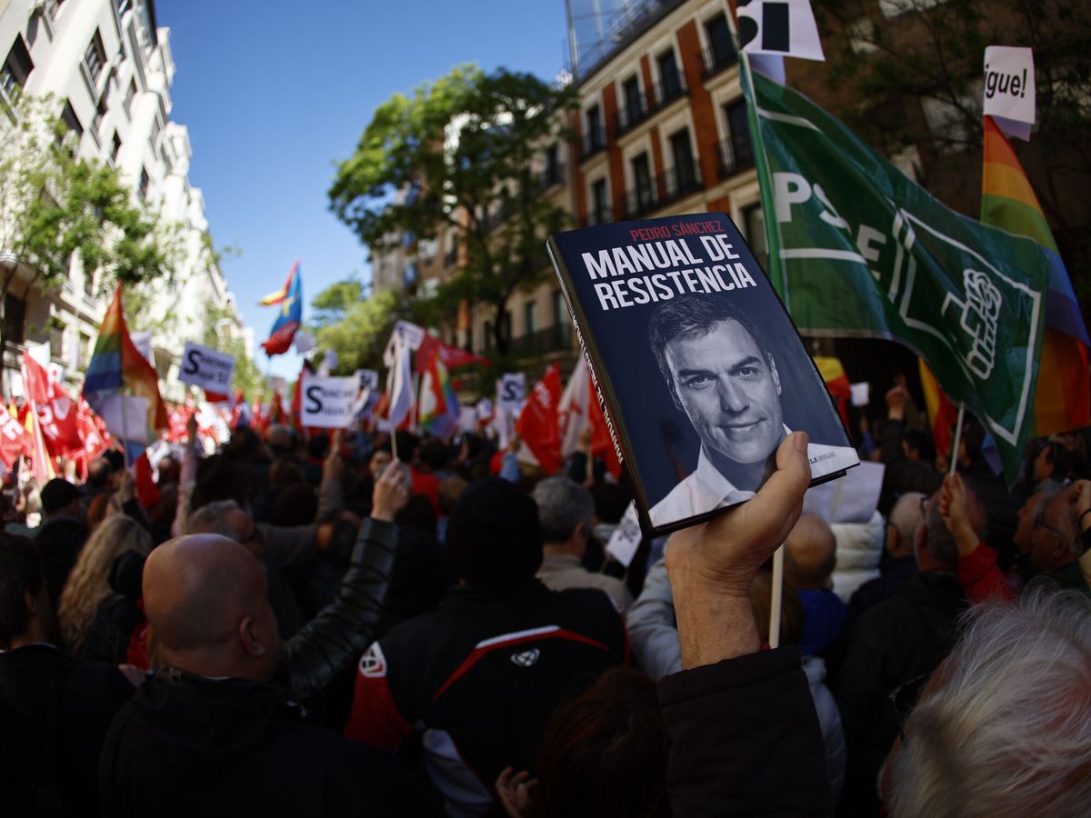 Foto: Simpatizantes trasladan su apoyo a Sánchez este fin de semana en Ferraz. (EFE/Rodrigo Jiménez)
