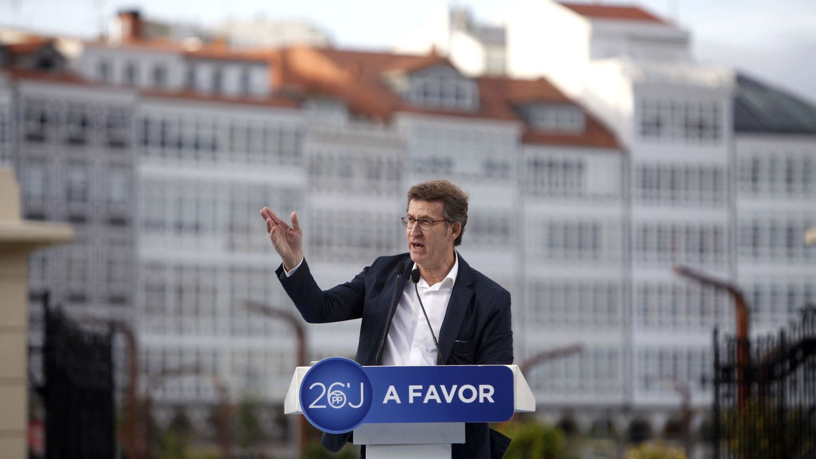 Foto: Alberto Núñez Feijóo durante el cierre de la campaña electoral de las generales del 26-J en A Coruña. (EFE)