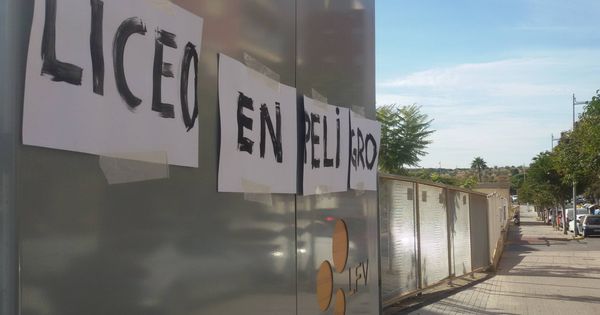 Foto: Un cartel de protesta en la puerta del Liceo Francés de Valencia. (V. R.)
