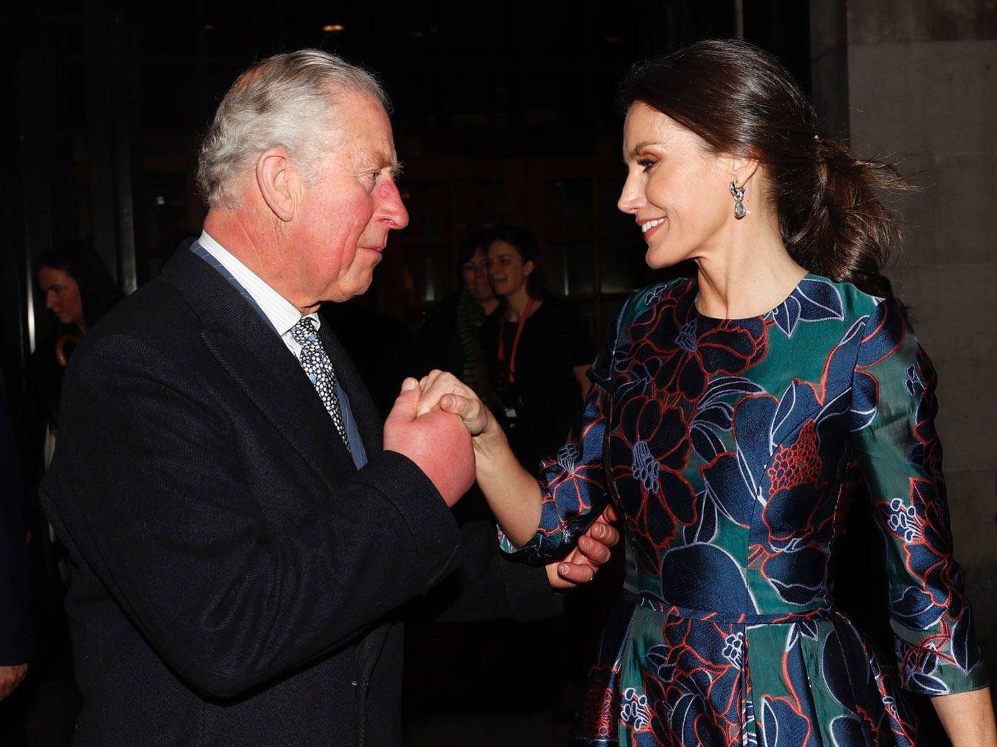 El príncipe Carlos de Inglaterra junto a la reina Letizia (vestida de Carolina Herrera) en la inauguración de 'Sorolla: Spanish Master of Light' en la National Gallery de Londres. (Cordon Press) 