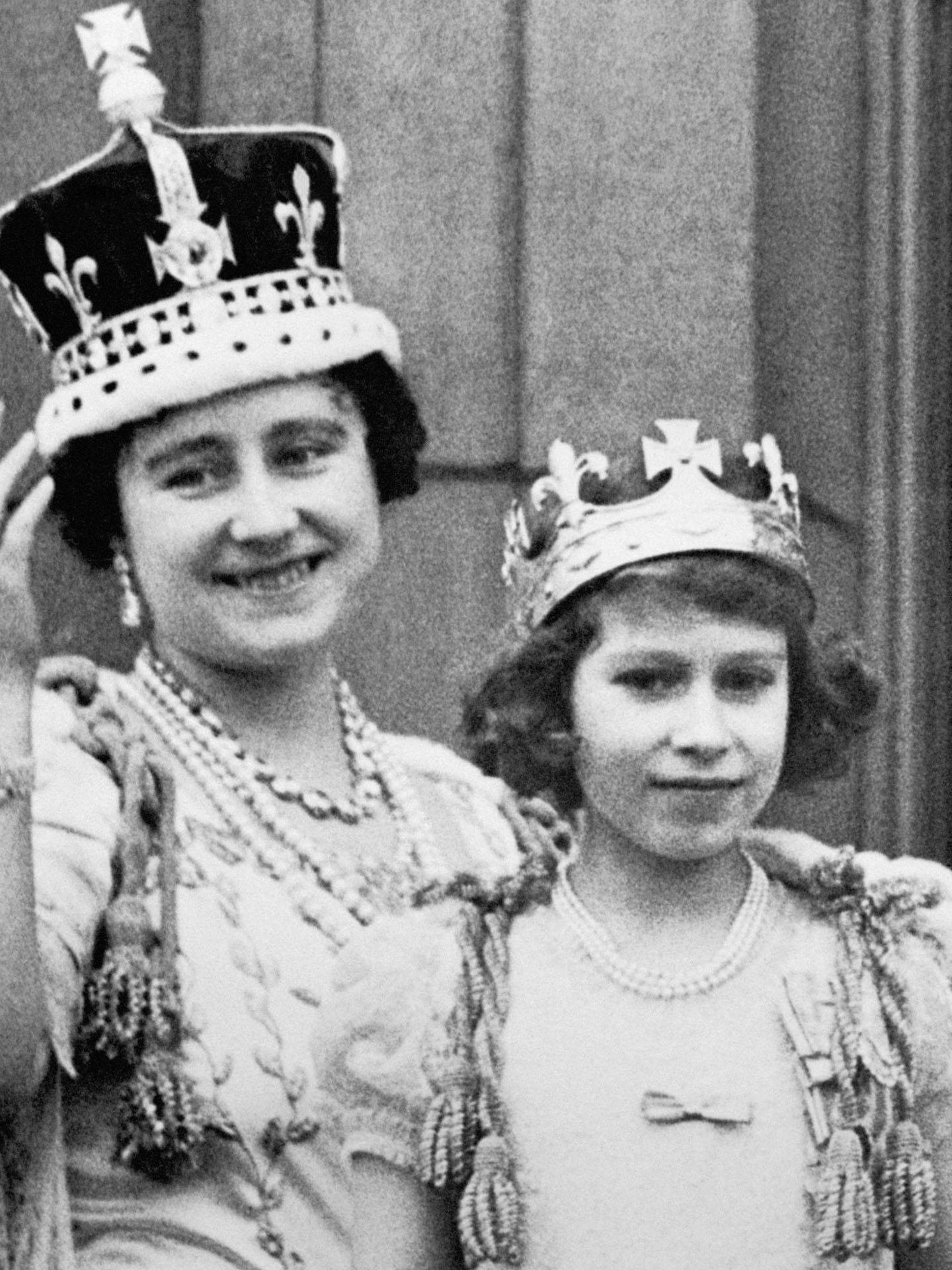 La reina, con su madre, el día de la coronación de Jorge VI. (Gtres)