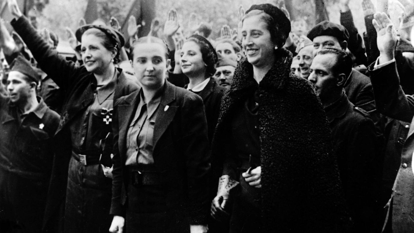 Carmen Polo (a la derecha) y otras representantes del Auxilio Social, organización de socorro humanitario durante la dictadura. (Berliner Verlag)