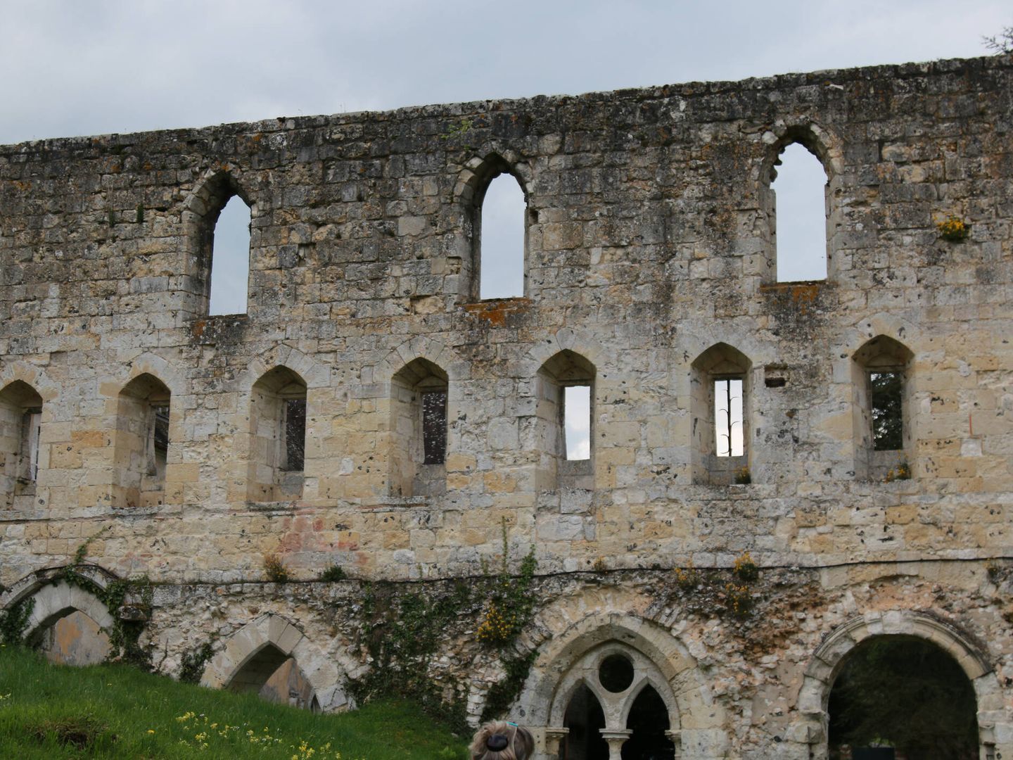 Vista de uno de los lados de la fachada de la abadía de Mortemer. (iStock)