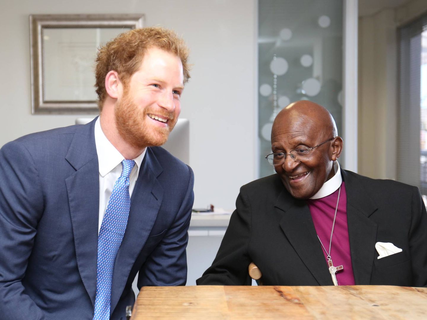 El príncipe Harry junto a Desmond Tutu en una visita a Sudáfrica en 2015. (Getty)