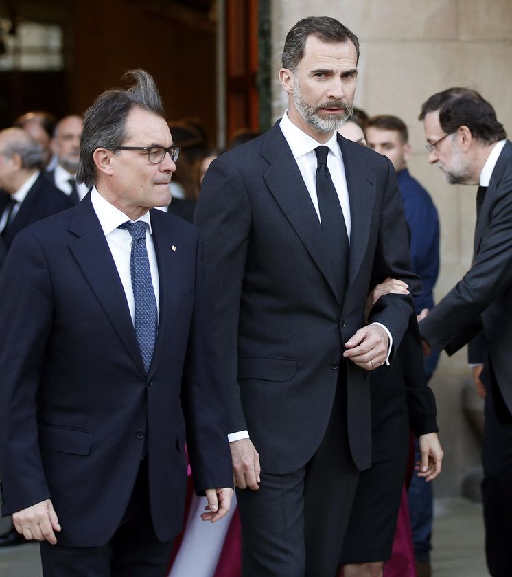 Foto: El president de la Generalitat, Artur Mas, junto con el Rey, Felipe VI. Al fondo, el presidente del Gobierno, Mariano Rajoy. (EFE)