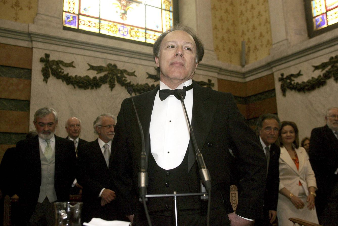 El escritor Javier Marías durante la lectura de su discurso de ingreso en la Real Academia Española en 2008. (EFE)