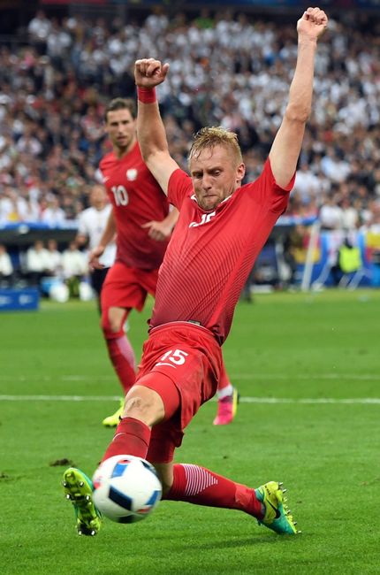 . Saint-denis (France), 16 06 2016.- Andre Schuerrle (R) of Germany in action against Kamil Glik of Poland during the UEFA EURO 2016 group C preliminary round match between Germany and Poland at Stade de France in Saint-Denis, France, 16 June 2016.  (RESTRICTIONS APPLY: For editorial news reporting purposes only. Not used for commercial or marketing purposes without prior written approval of UEFA. Images must appear as still images and must not emulate match action video footage. Photographs published in online publications (whether via the Internet or otherwise) shall have an interval of at least 20 seconds between the posting.) (Polonia, Alemania, Francia) EFE EPA GEORGI LICOVSKI EDITORIAL USE ONLY