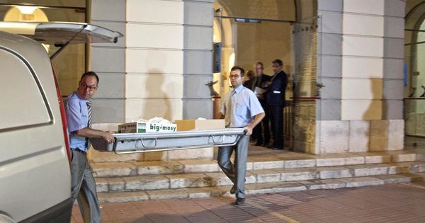Foto: Miembros del equipo forense salen del Teatro-Museo de Figueres después de practicar la exhumación de los restos de Salvador Dalí. (Efe) 