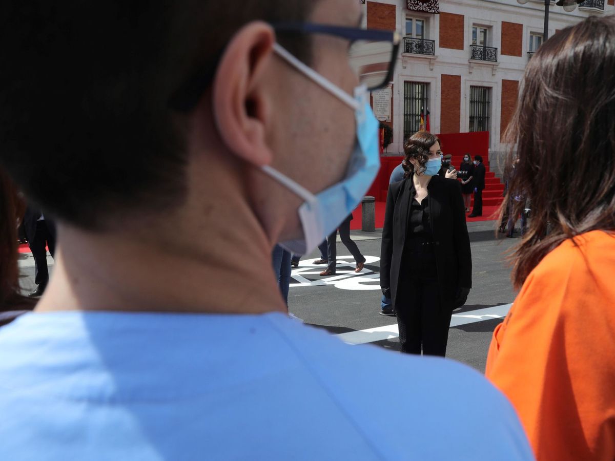 Foto: La presidenta de la Comunidad de Madrid, Isabel Díaz Ayuso (c), durante la celebración de la fiesta de la Comunidad, el pasado 2 de mayo. (EFE)
