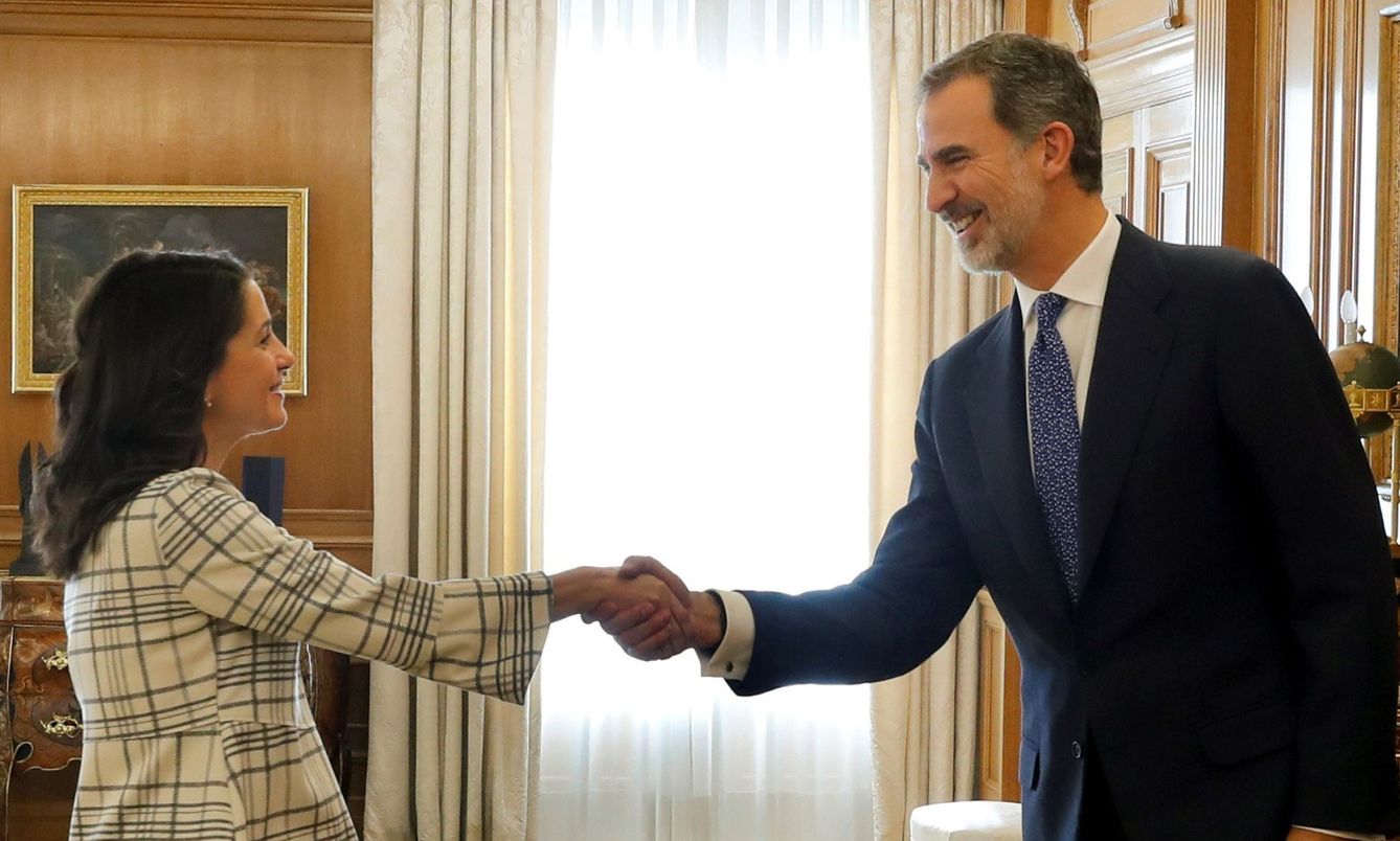 Felipe VI saluda a la portavoz de Ciudadanos Inés Arrimadas (EFE)