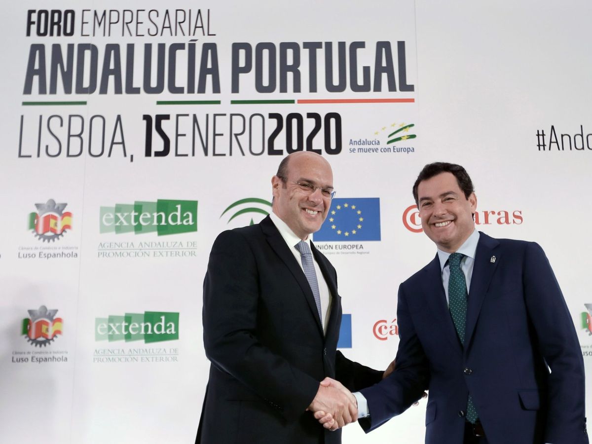 Foto: El ministro de Economía de Portugal, Pedro Siza, junto a Juanma Moreno. (EFE)