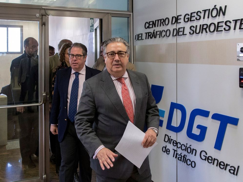 Foto: Juan Ignacio Zoido y Gregorio Serrano acudiendo a un Centro de Gestión de la DGT. (EFE)