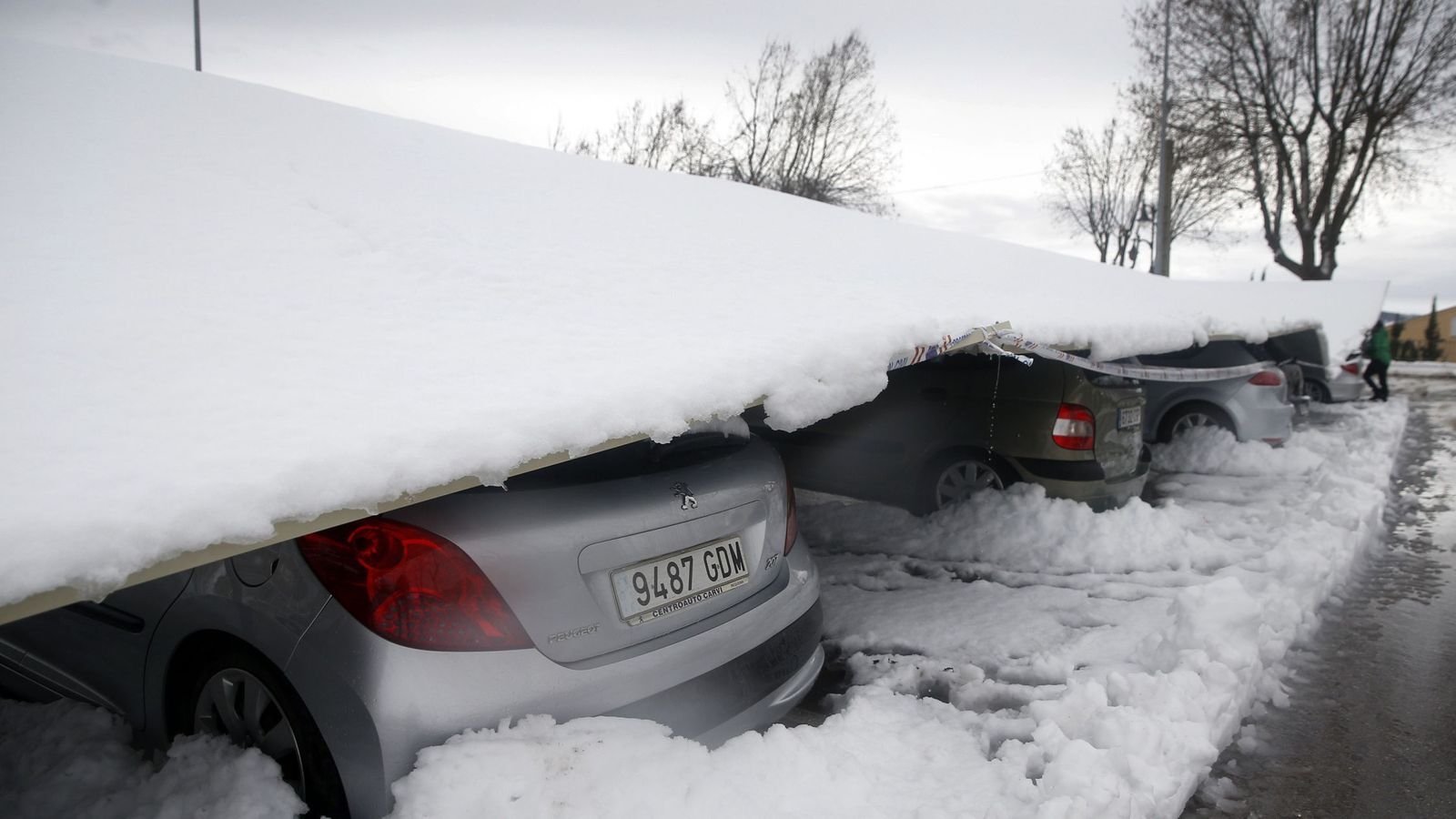 Foto: Vehículos atrapados en un aparcamiento de Requena por el peso de la nieve. (EFE)