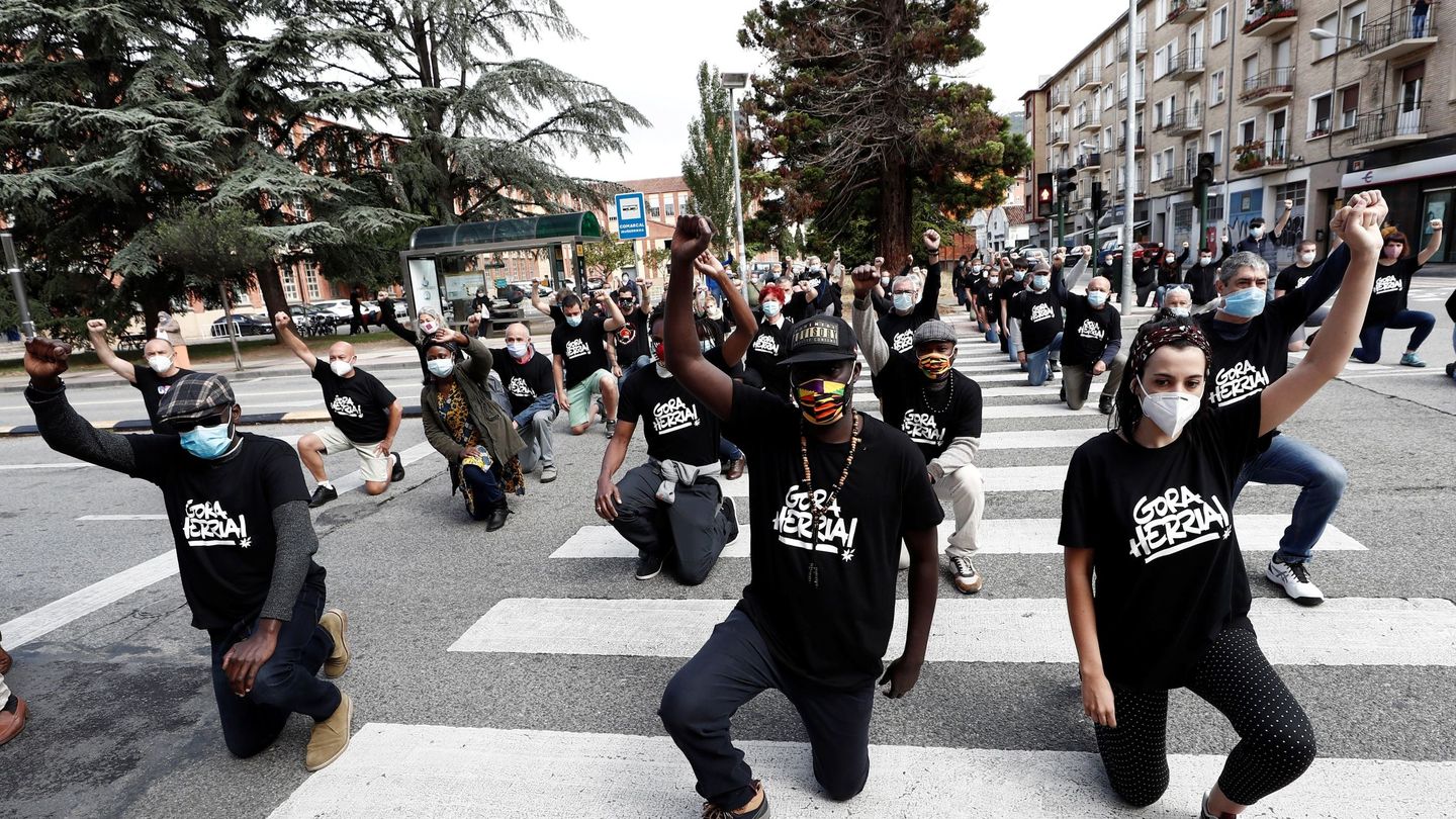 La comunidad negra de Navarra protesta contra el racismo. (EFE)