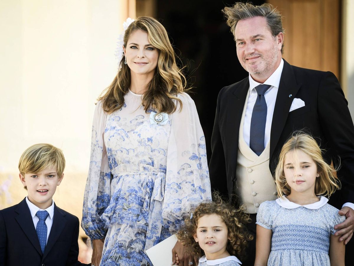 Foto: Magdalena de Suecia, junto a Chris O'Neill y sus tres hijos tras el bautizo del príncipe Julian. (CP)