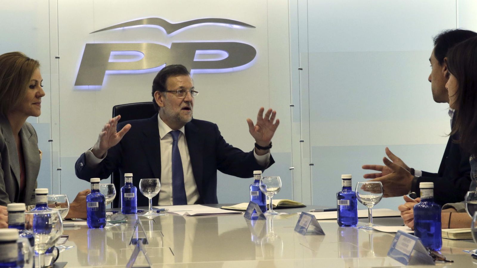 Foto: El presidente del Gobierno, Mariano Rajoy (c), en presencia de la secretaria general del PP, María Dolores de Cospedal (i), preside la primera reunión de la nueva cúpula del Partido Popular. (EFE)