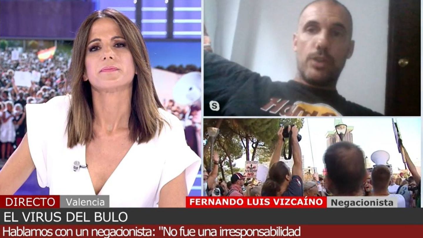 Mónica Sanz entrevista a un negacionista del coronavirus. (Mediaset)