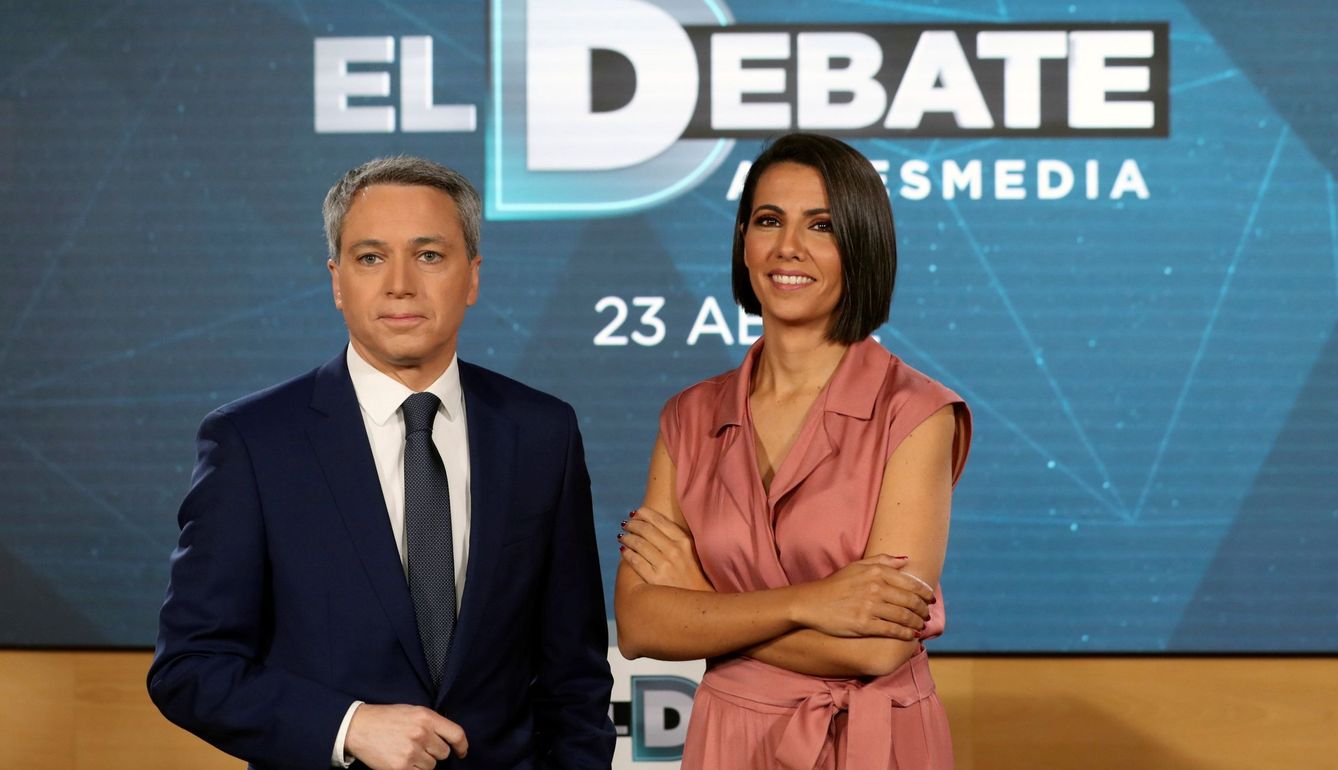 Los periodistas Ana Pastor y Vicente Vallés presentan 'El debate de Atresmedia' este martes.