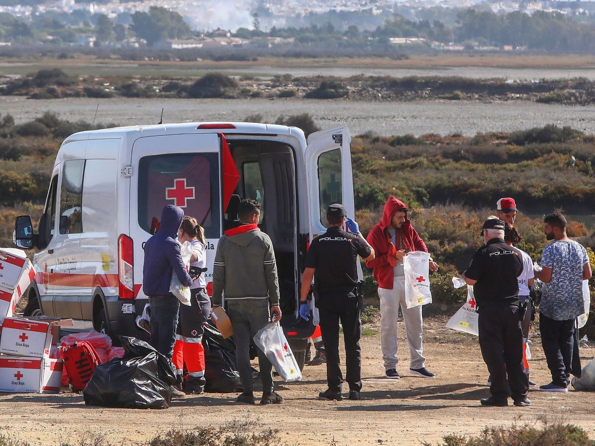 Foto: Una imagen de Cruz Roja atendiendo a un grupo de migrantes en San Fernando en 2019. (EFE/Román Ríos)