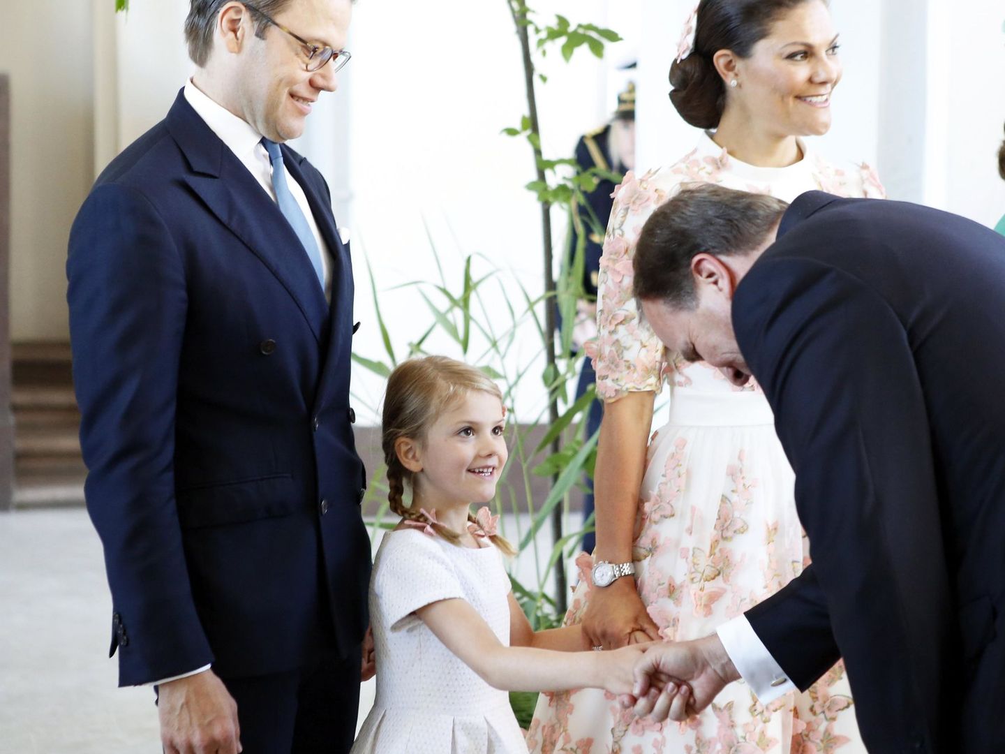 El primer ministro sueco, Stefan Lofven, saludando a la princesa Estelle en presencia de sus padres, Victoria y Daniel de Suecia. (EFE)