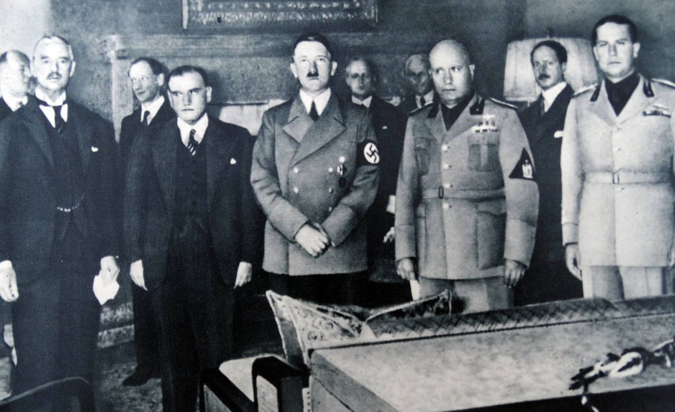 29th september 1938, Munich conference. From left to right: Chamberlain, Daladier, Hitler, Mussolini, and Ciano pictured before signing the Munich Agreement, which gave the Sudetenland to Germany.