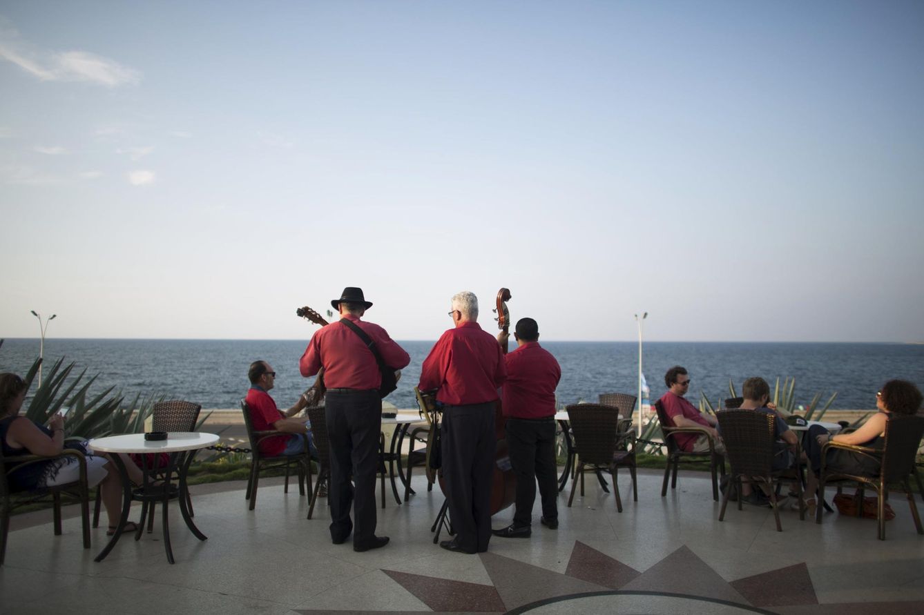 Músicos tocan canciones tradicionales ante turistas en un hotel de La Habana. (Reuters)