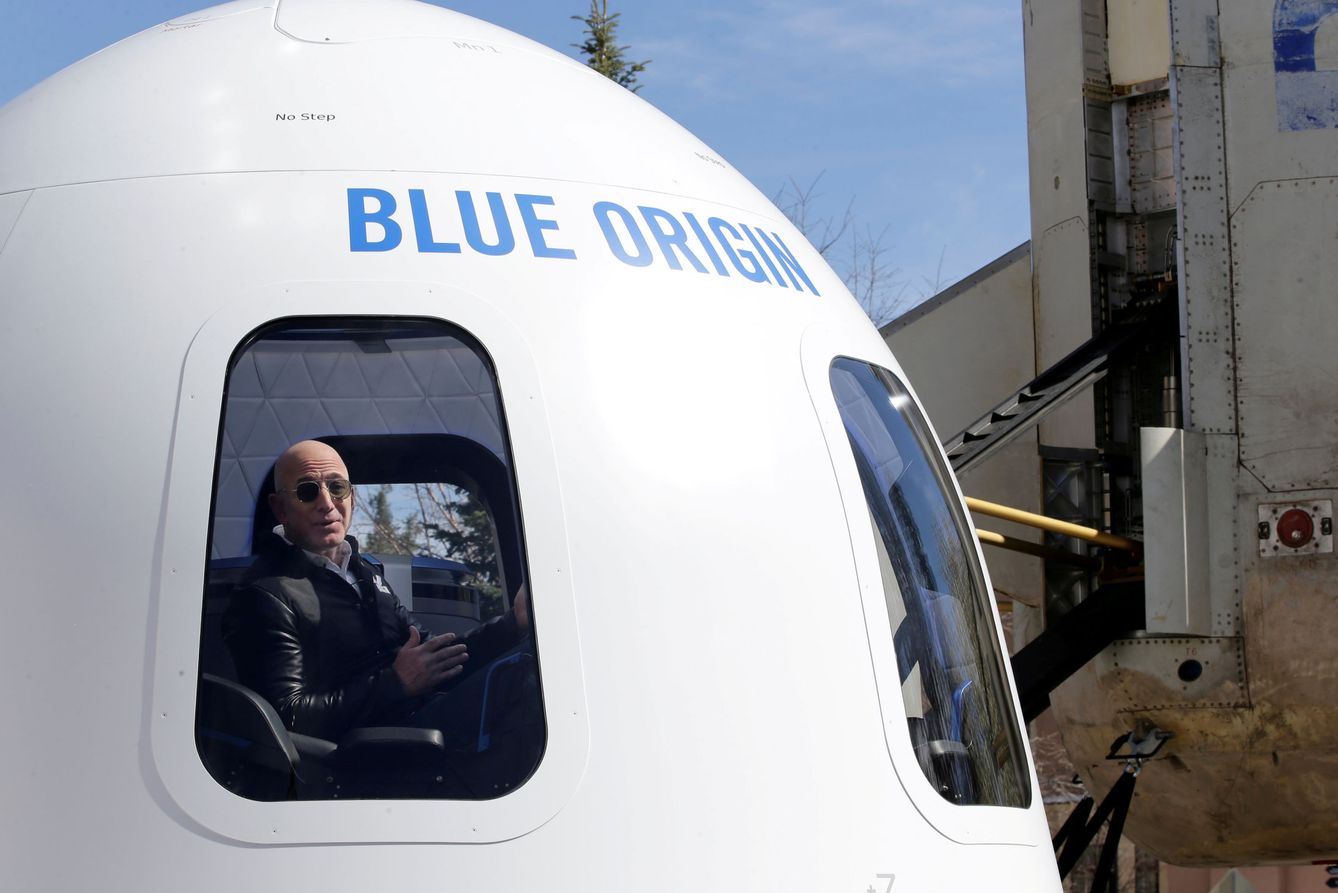 Jeff Bezos, en el interior de una cápsula de Blue Origin. (Reuters) 