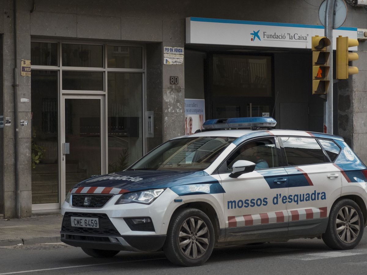 Foto: Vehículo de los Mossos d'Esquadra en Lleida. (EFE/Àlex López)