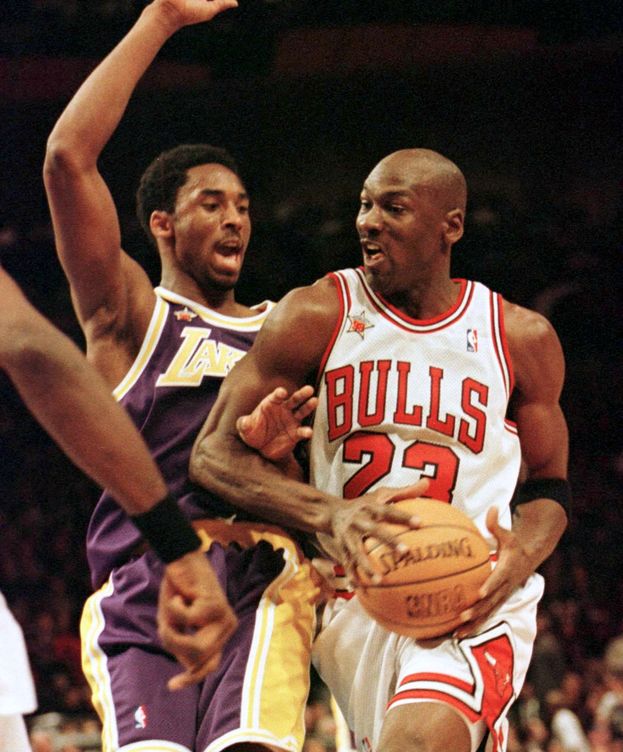Foto: Michael Jordan en un partido contra Kobe Bryant. (Reuters)
