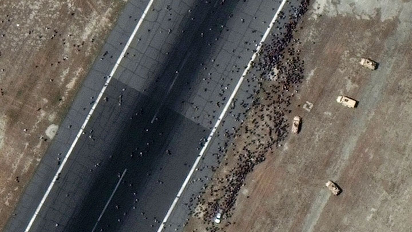 Civiles ocupando las pistas del aeropuerto durante la jornada de ayer. (EFE)
