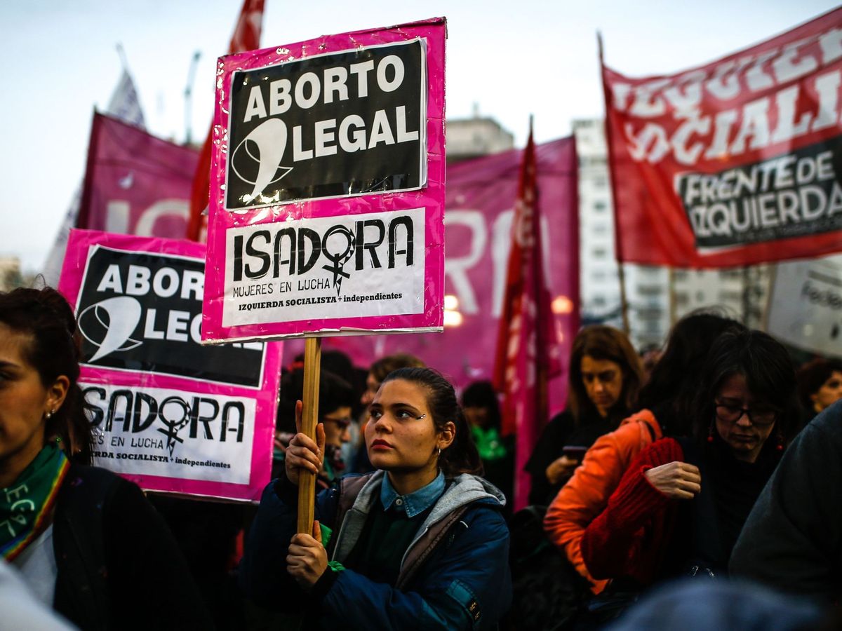 Foto: Manifestación por el Día Internacional del aborto legal y seguro en Argentina (EFE)