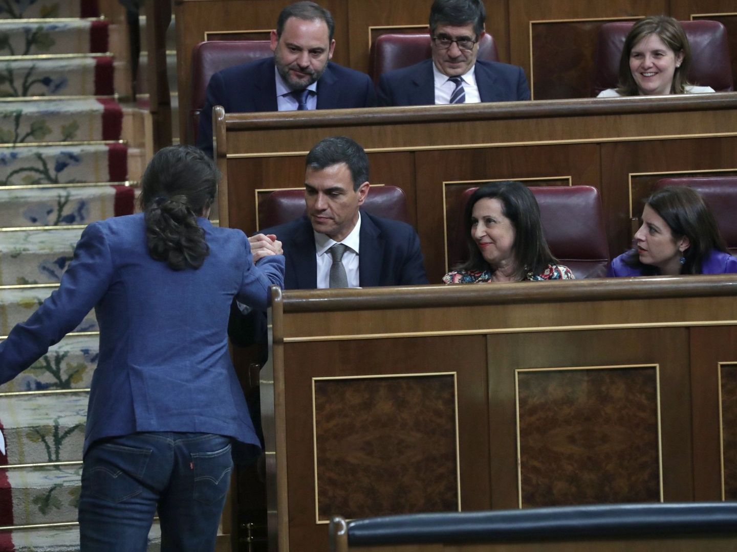 Iglesias da la mano a Sánchez tras finalizar su intervención en el debate de la moción de censura. (EFE)