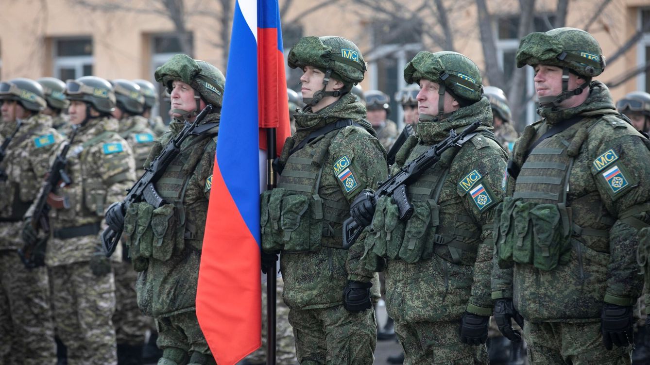 Foto: Tropas rusas en la ceremonia de retirada de la OTSC. (EFE) 