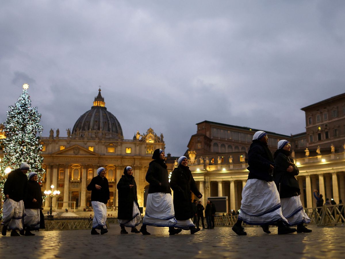 Foto: Los fieles esperan la apertura del Vaticano en el segundo día. (Reuters/Kai Pfaffenbach)
