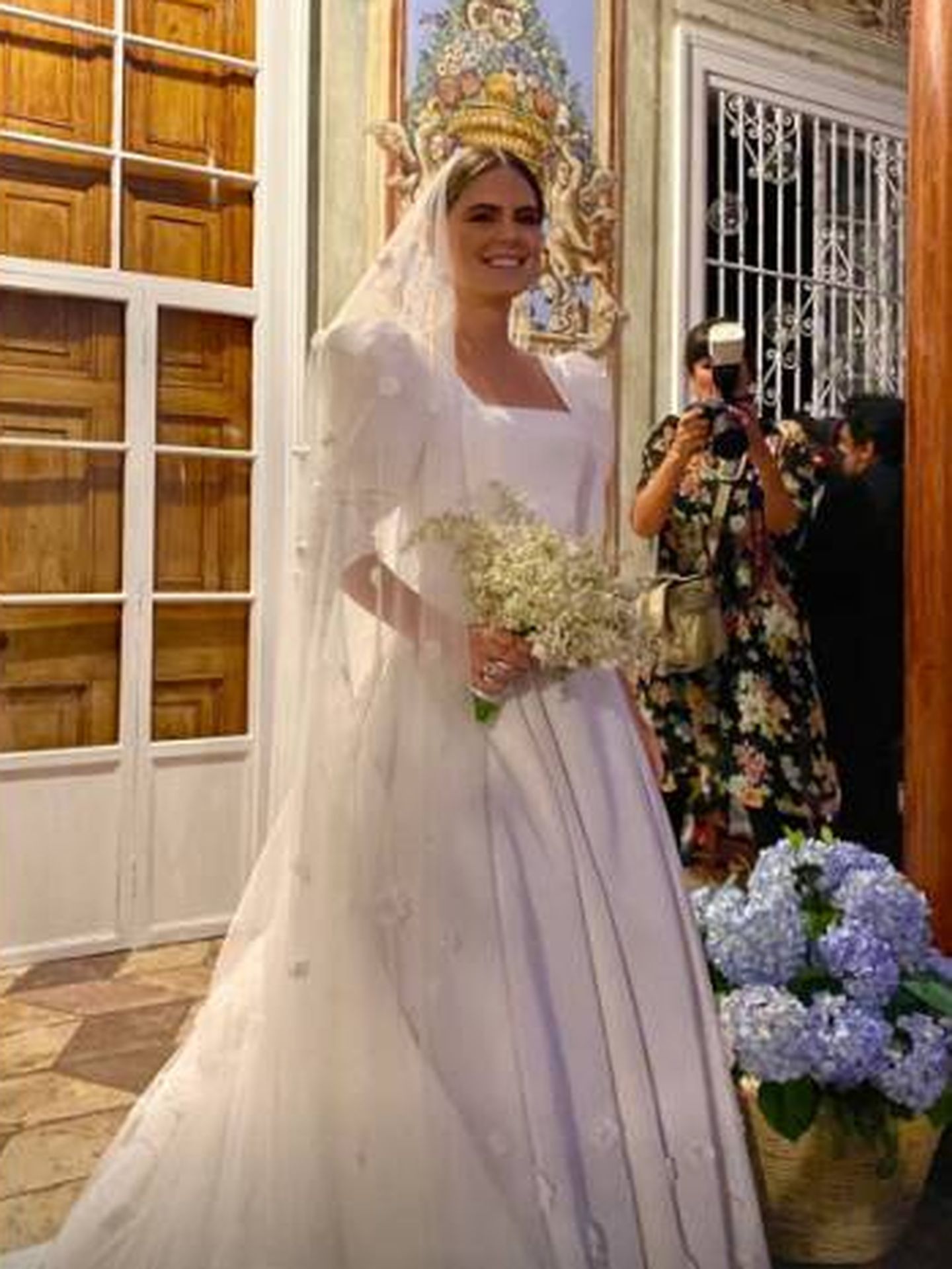 Belén Barnechea, posando con su vestido de novia. (IG)
