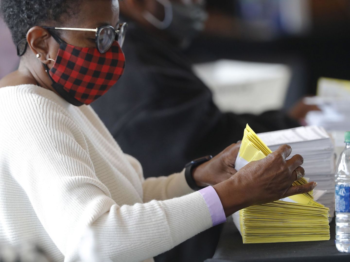 Un trabajador maneja el procesamiento de votos del Condado de Fulton en Georgia. (EFE) 