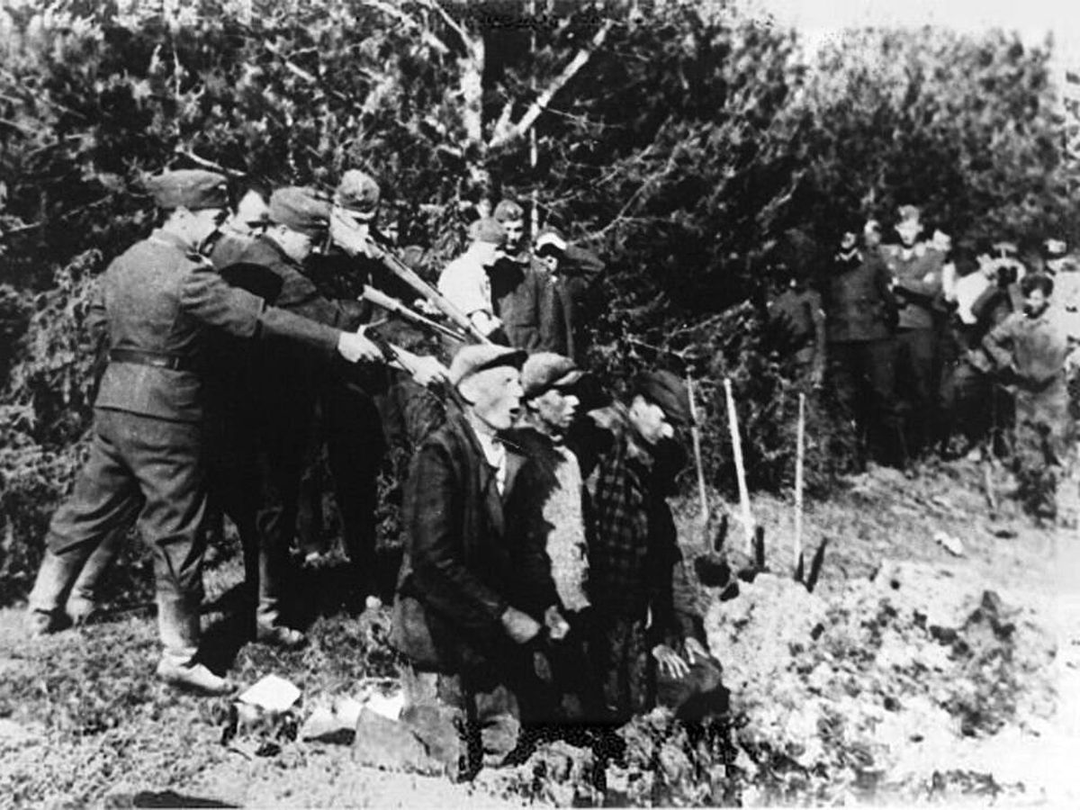 Foto: Miembros del grupo Einsatzgruppen ejecutando a judíos tras la Operación Barbarrossa