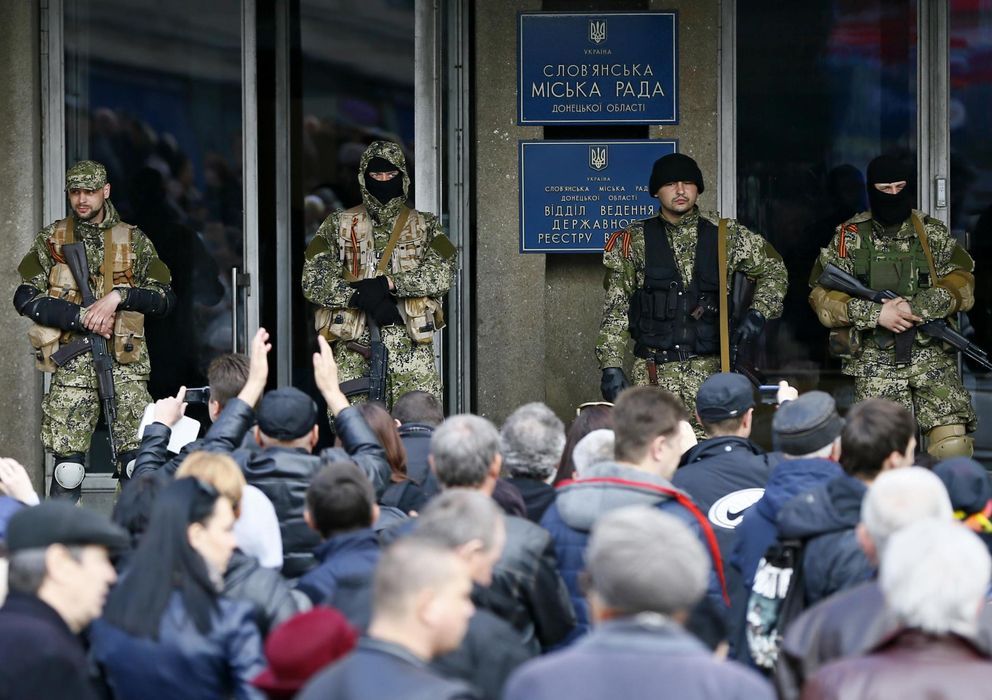 Foto: Rebeldes prorrusos montan guardia frente a un edificio de la Administración en Slaviansk. (Reuters)