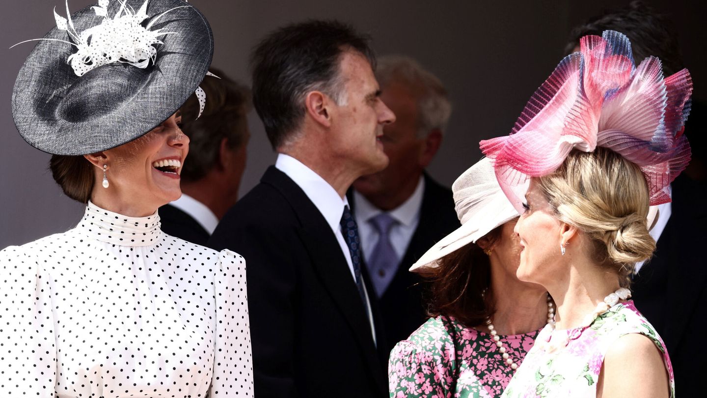 Kate Middleton, junto a Sophie de Edimburgo. (Reuters)
