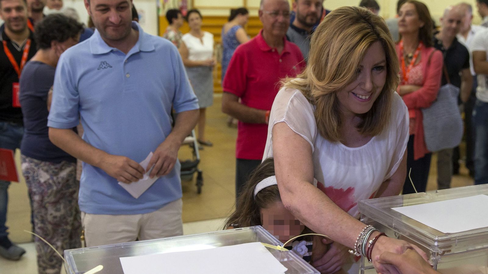 Foto: Susana Díaz ejerce su derecho al voto en un colegio electoral de Triana. (EFE)