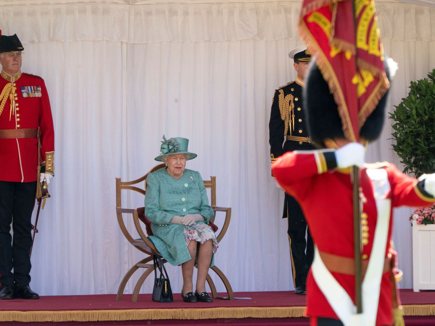 La reina Isabel, presenciando el desfile militar con motivo de su cumpleaños. (Reuters)