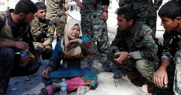 Foto: Una mujer llora tras ser rescatada por milicianos de las SDF, la alianza kurdo-árabe que tomó la ciudad, en Raqqa, el 17 de octubre de 2017. (Reuters)