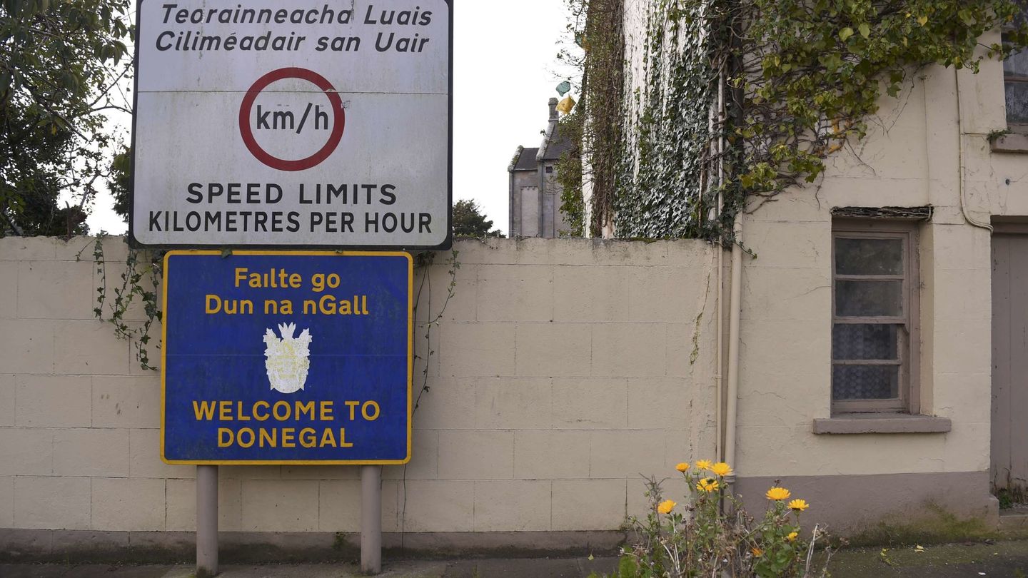 Una señal que indica la entrada en Irlanda desde Irlanda del Norte en Donegal, ciudad fronteriza, en inglés y gaélico. (Reuters)