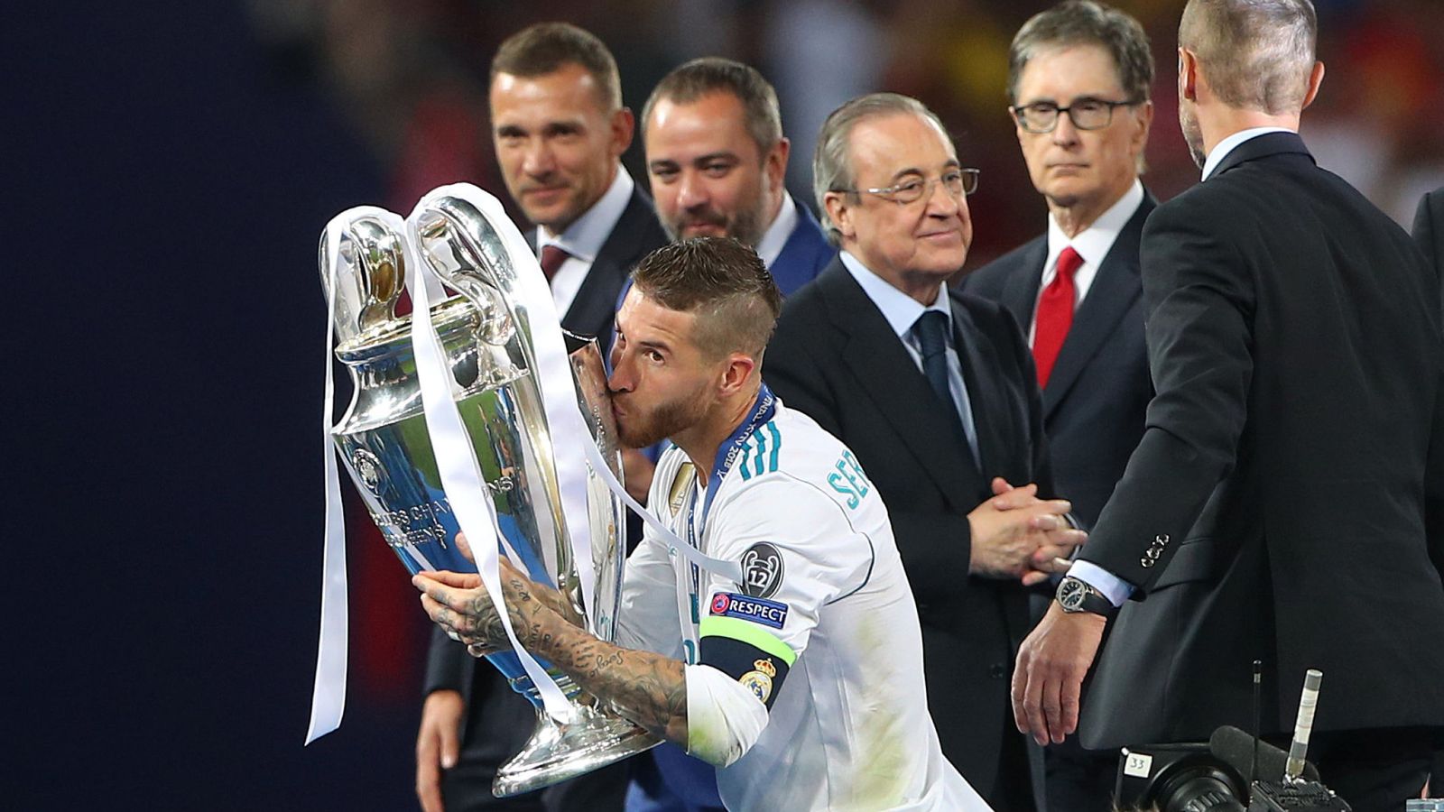Foto: Sergio Ramos levanta la Copa de Europa, con Florentino Pérez detrás suyo. (Reuters)