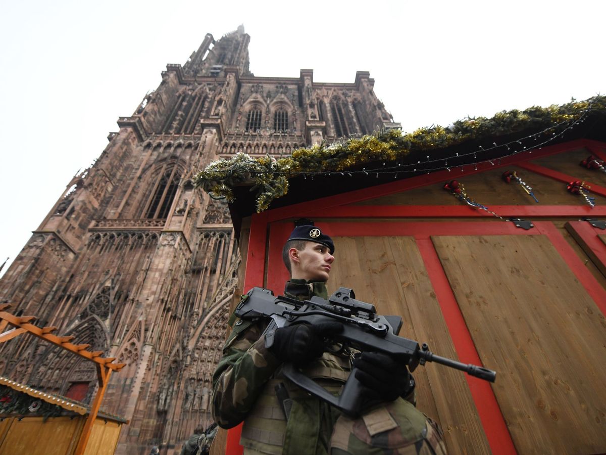 Foto: Un soldado de la Operación Centinela monta guardia cerca del lugar donde se produjo un ataque en Estrasburgo (Francia). (EFE)